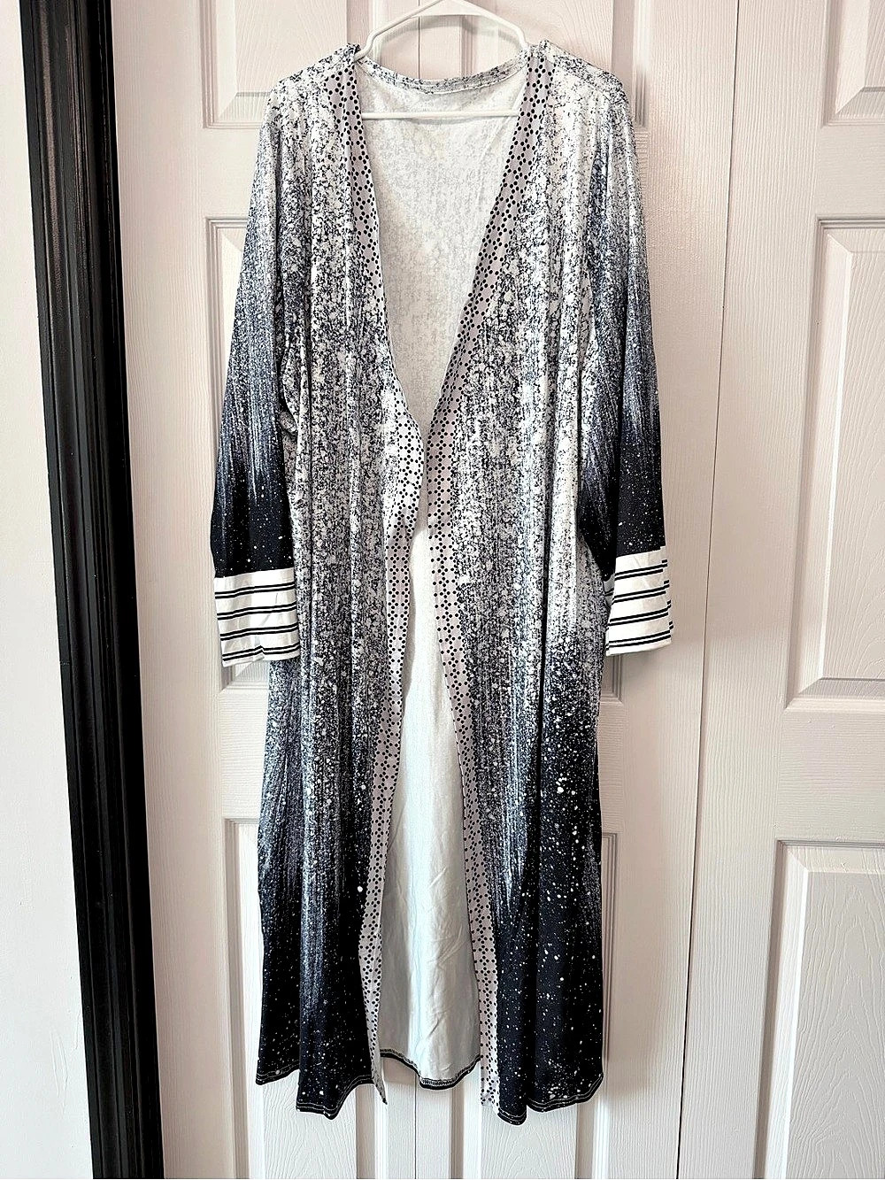 Woman’s Abstract Print Lounge Robe